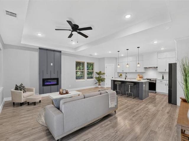 219 E Beachwood Loop