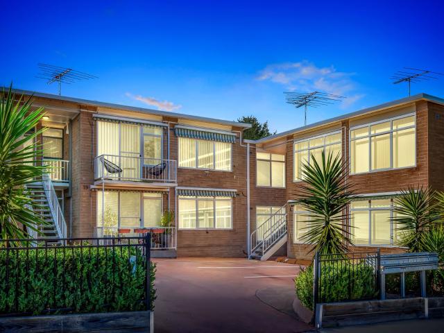 2/19 Fletcher Street, Essendon