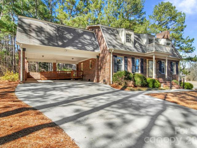 219 Williamsburg Lane