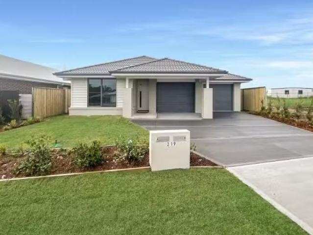 219B Robert Road, LOCHINVAR Townhouse for rent Listed by Harr.