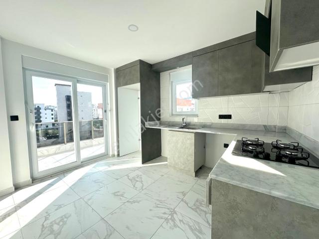 2+1 105m2 Tramvay Yakını Katta Asansörlü Sıfır Kupon Daire!