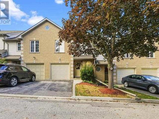 21 31 Moss Boulevard, Hamilton, ON, L9H 7A6 townhouse for sale | Listing ID X13776 | Royal LePage