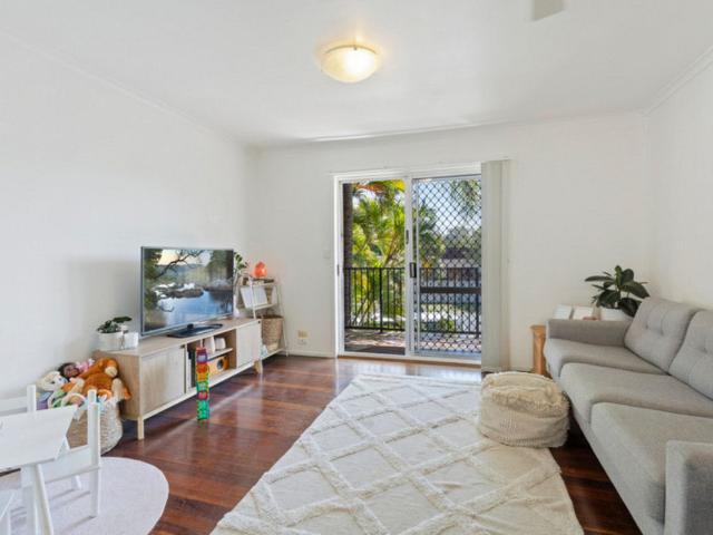 2/1 Tarni Avenue, Palm Beach, QLD 4221