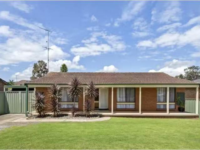 21 Woodland Road, St Helens Park House for rent Listed by Lea.