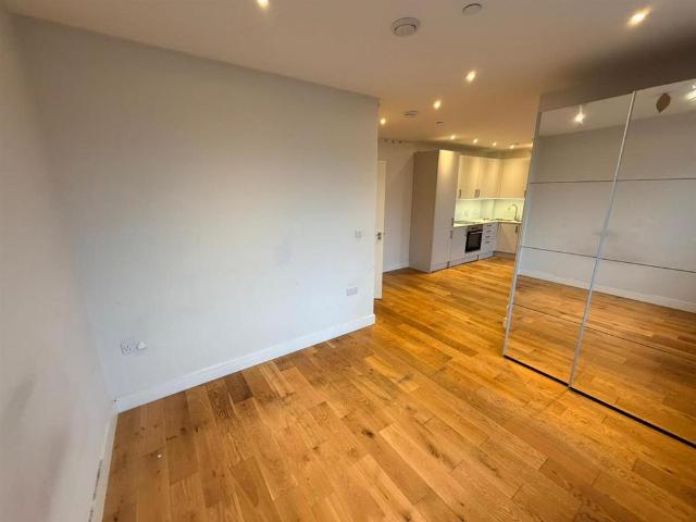 21 Archer Court, Feltham, London Studio to rent £1,400 pcm £323 pw