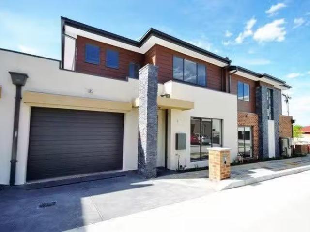 2/1 Barry Street, Bentleigh VIC 3204 Townhouse For Lease
