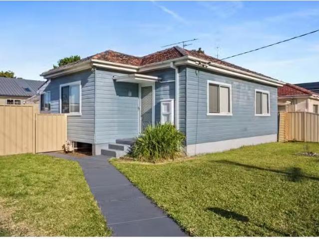 21 Carr Street, Towradgi House for rent Listed by Bryanna Jak.