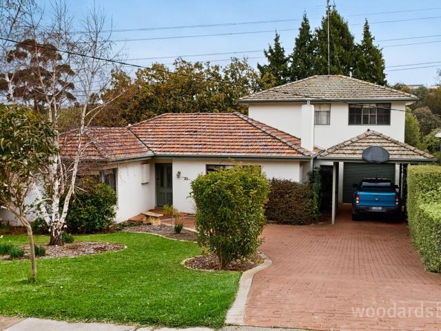 21 Clydebank Rd, Essendon West