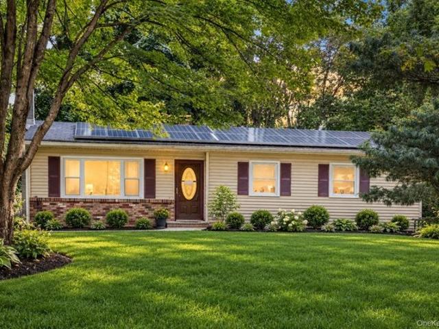 21 Elizabeth Dr, Hopewell Junction, NY 12533