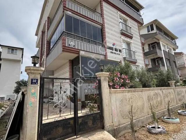 2+1 Geniş Satılık Ara Kat Daire