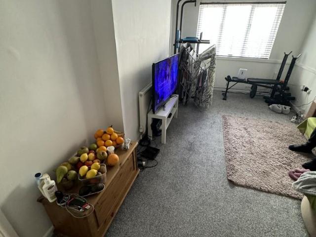 21 Green Hills Road 1 bed flat to rent £875 pcm £202 pw