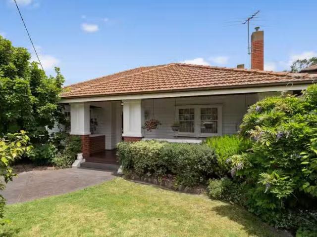 21 Hall Street, Mc Kinnon VIC 3204 House Auction