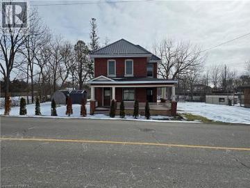 Brantford Town, Ontario - Garden, Deck