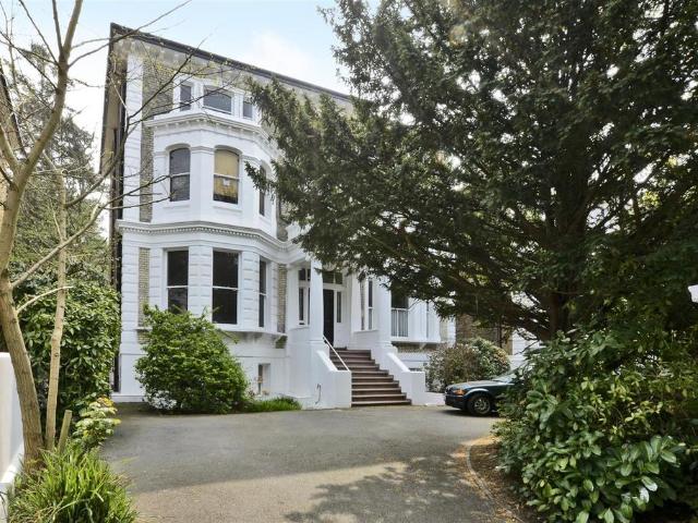 21 Langley Road, Surbiton KT6 2 bed flat to rent £1,695 pcm £391 pw