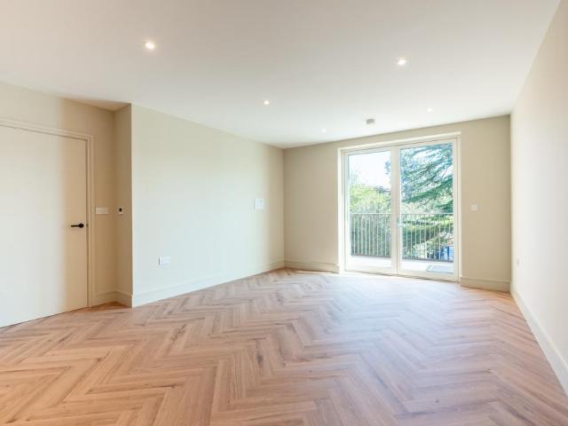 21 Lapidge Drive, London SW17 2 bed flat to rent £2,650 pcm £612 pw