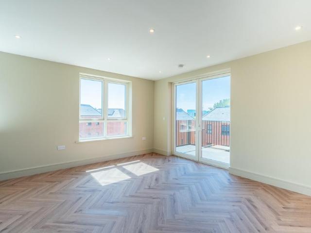21 Lapidge Drive, London SW17 2 bed flat to rent £3,100 pcm £715 pw