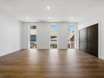 21 Lincoln Park # 302