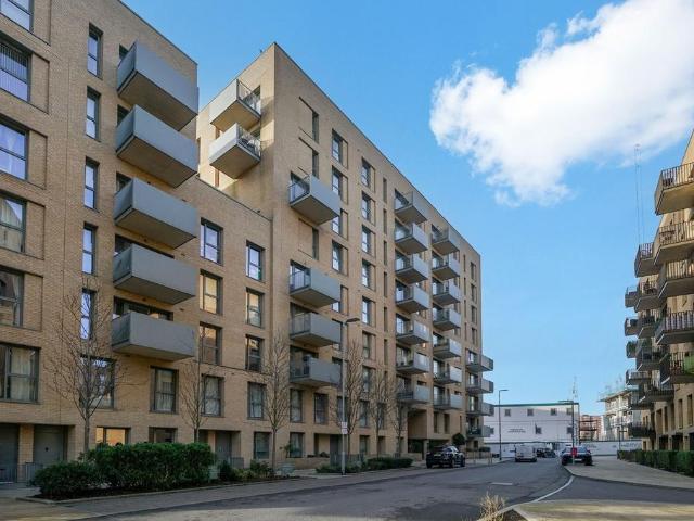21 Moorhen Drive, London NW9 2 bed apartment to rent £2,300 pcm £531 pw