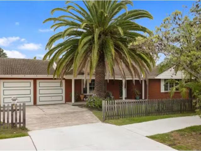 21 North Avalon Road, Avalon Beach House for rent Listed by D.