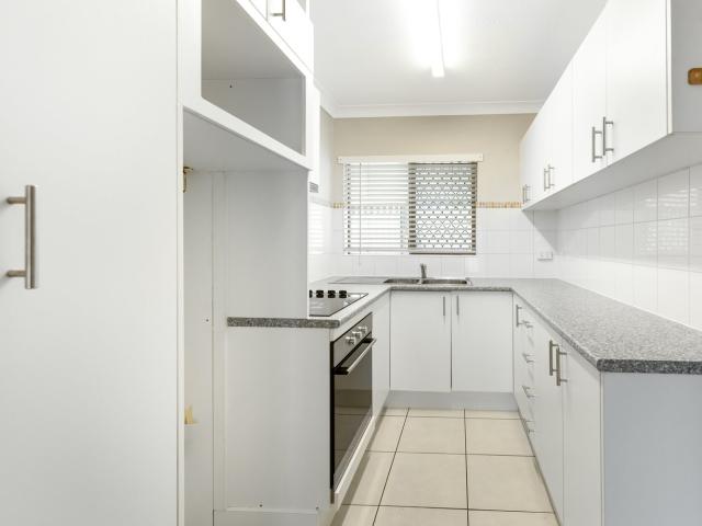 2/1 Rosalind AvenueParadise Point QLD 4216, Australia