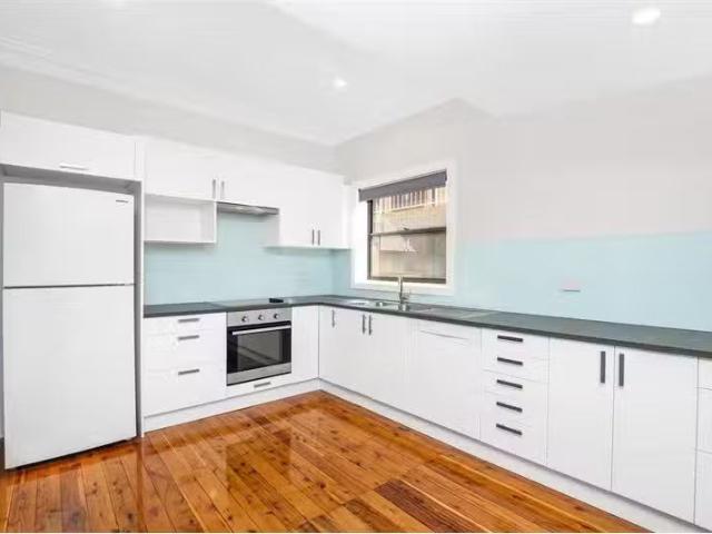 21 St Cloud Street, Lake Heights House for rent Listed by Ann.