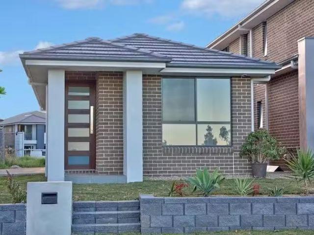 21A Bourne Ridge, Oran Park House for rent Listed by Leasing.