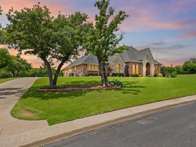 2209 Crestwood Drive