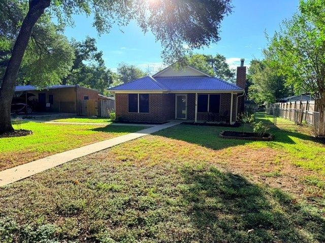 2209 Emerald Dr, Bryan, TX 77803
