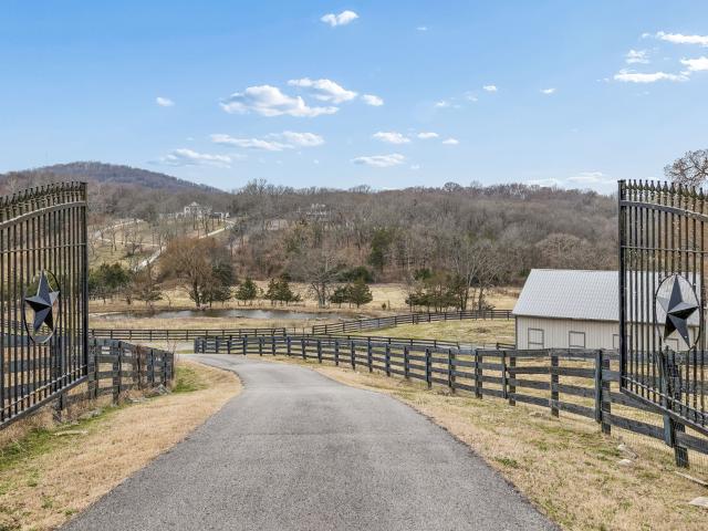 2200 Lone Star Ln