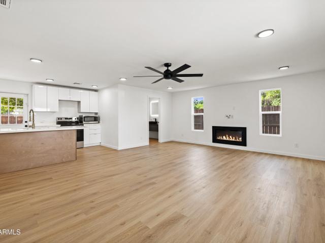 2201 N 29TH Place