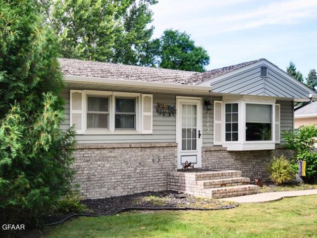 2202 20th St S, Grand Forks, ND 58201