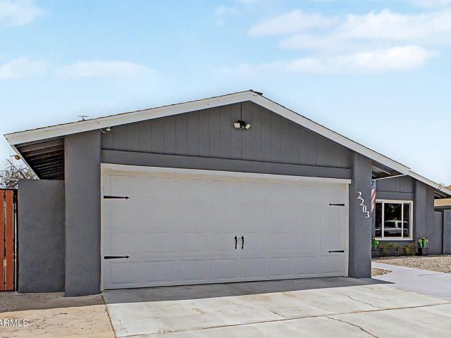 2203 W EL Moro Avenue