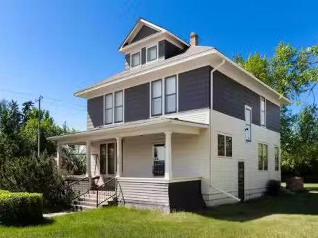 2203 21 Street, Nanton, AB, T0L 1R0 house for sale Listing.