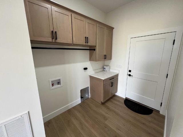 220 Cattlemans Dr