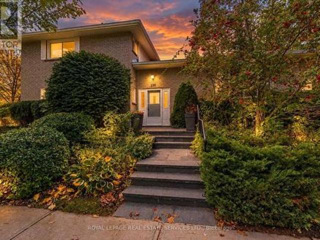 220 Edenbridge Drive, Toronto, ON, M9A 3H1 house for sale | Listing ID W14033 | Royal LePage