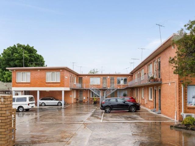 2/20 Loch Avenue, St Kilda East