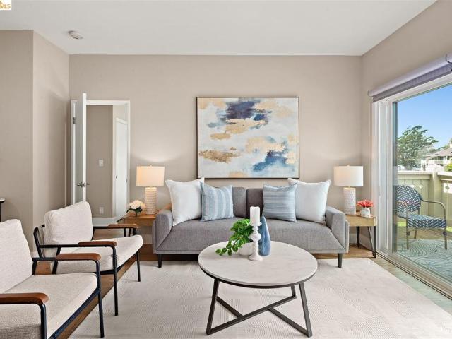 220 Lakeshore Ct