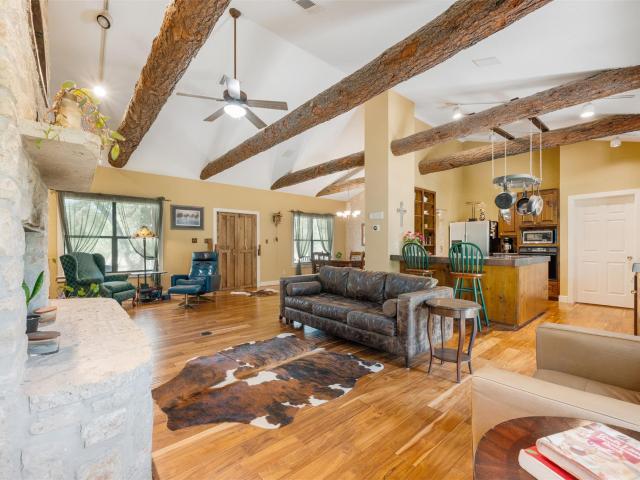 220 Meadowview Dr