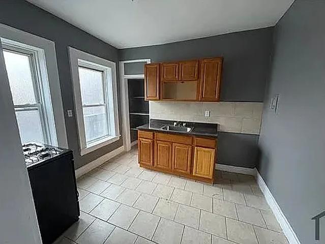 220 Roseville Ave, 2 beds, 1 full bath