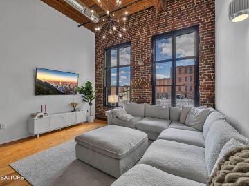 220 W Jackson Ave 102