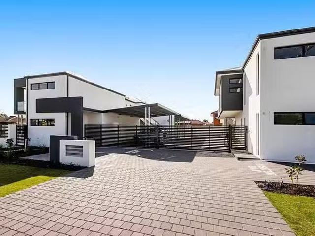 2/213 Fisher Street, Cloverdale, WA 6105