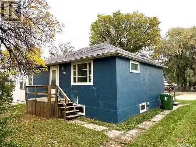 221 4Th Avenue N, Yorkton, SK, S3N 1B5 house for sale Listi.