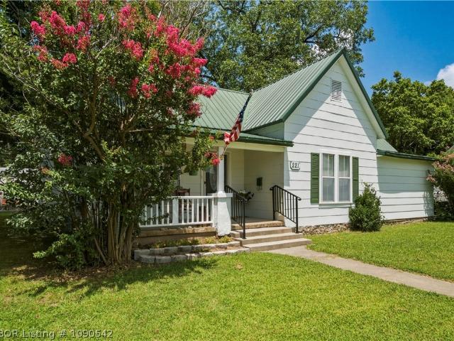 221 W Poplar Street