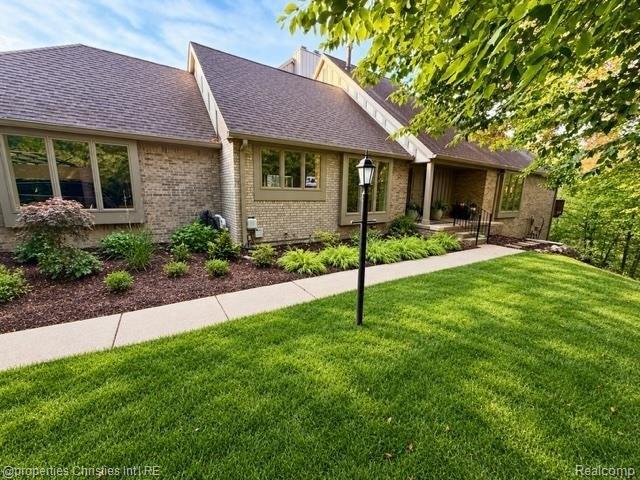 22241 Village Pines Dr, Beverly Hills, MI 48025