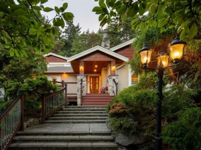 2229 Arbutus Rd East, Saanich, BC, V8N 1V2 house for sale | Listing ID 1047 | Royal LePage