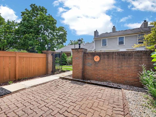 22204 Pondview
