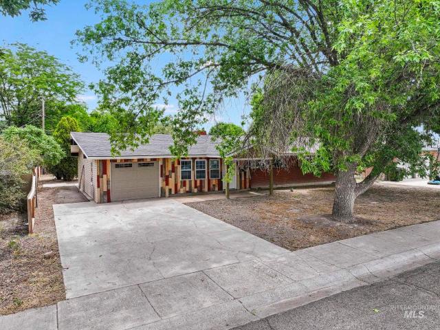 2221 Conant Dr