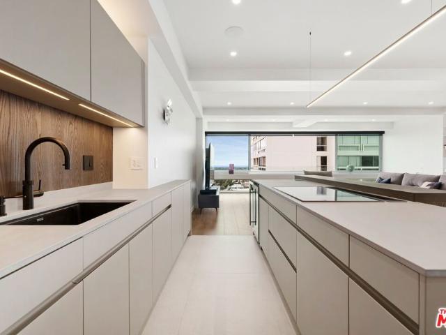 2222 Avenue Of The Stars 2103