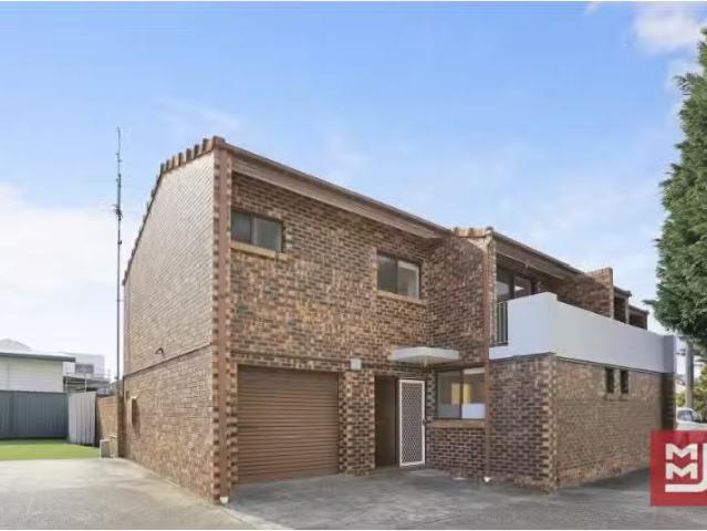 2/22 Pioneer Road, Corrimal Townhouse for rent Listed by Sall.