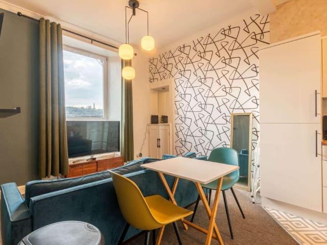 2234L Albert Street, Edinburgh, EH7 5LN 2 bed flat to rent £1,250 pcm £288 pw